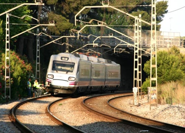 Tren que causo el accidente y personal despegando los restos humanos.jpg